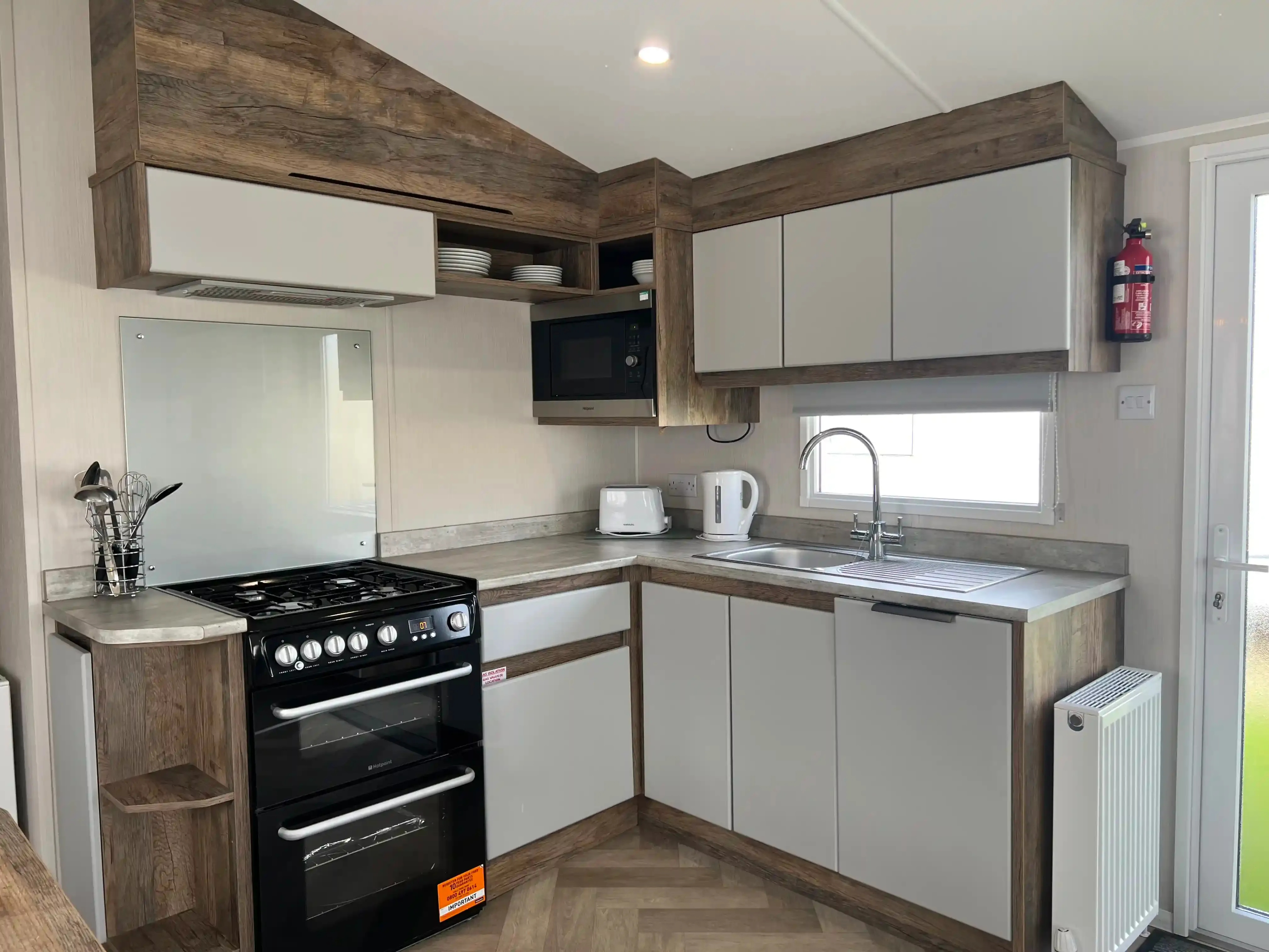 Kitchen_Gold 6 Caravan PF (LP23118)